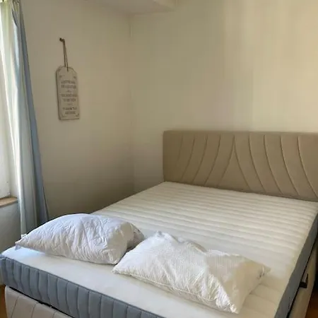 Large 2-bedroom Centre Art Apartment *
