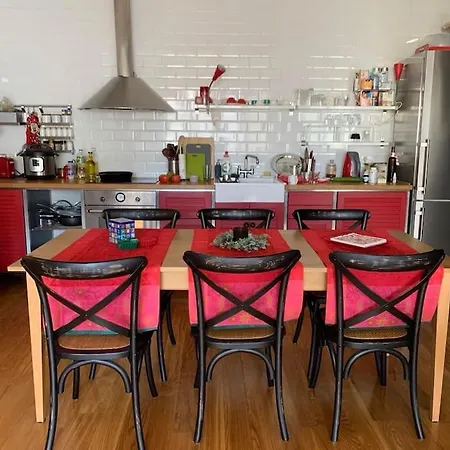 Large 2-bedroom Centre Art Apartment