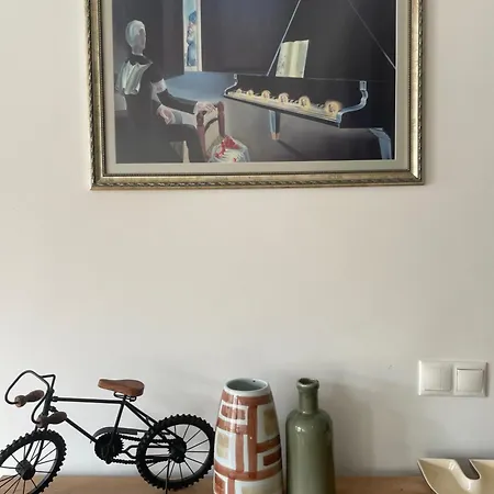 Large 2-bedroom Centre Art Apartment *