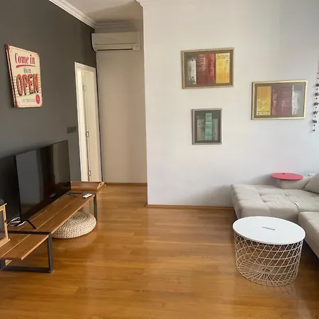 Large 2-bedroom Centre Art Apartment